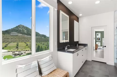 Bath - 333 Canter Ct, Fallbrook, CA 92028 photo 2 of 5