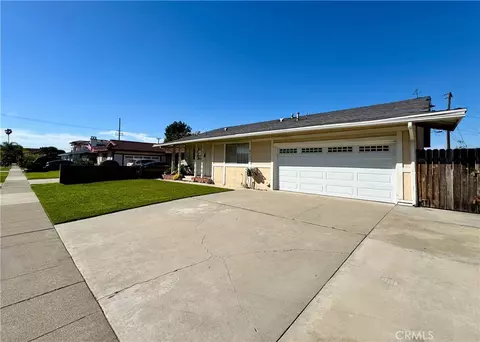 8561 Glasgow Cir, Huntington Beach, CA 92647
