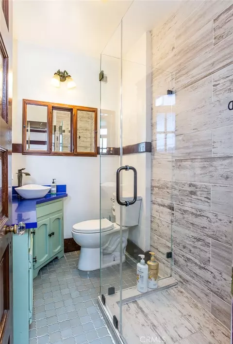 Bath - 708 E Alta Way, Long Beach, CA 90802 photo 2 of 2