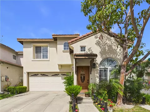 15 Redwood Ct, Stanton, CA 90680