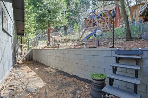 Exterior - 23095 Hemlock, Crestline, CA 92325 photo 6 of 10