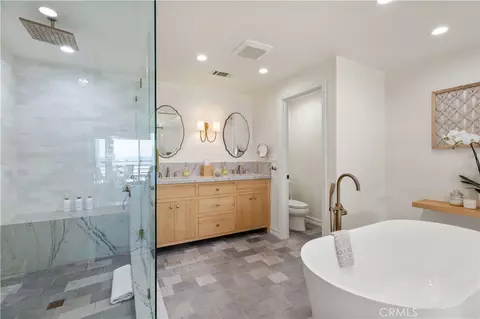 Bath - 5537 E Seaside Walk, Long Beach, CA 90803 photo 1 of 4