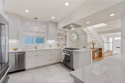 Kitchen - 5537 E Seaside Walk, Long Beach, CA 90803 photo 2 of 3