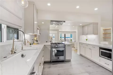 Kitchen - 5537 E Seaside Walk, Long Beach, CA 90803 photo 3 of 3
