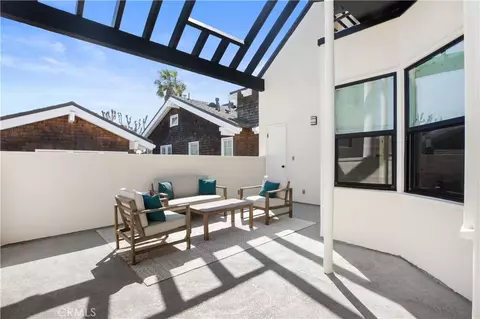 Exterior - 5537 E Seaside Walk, Long Beach, CA 90803 photo 4 of 8