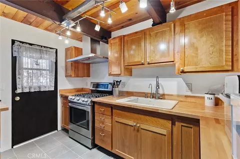 Kitchen - 189 Moreno Ln, Sugarloaf, CA 92386 photo 2 of 3