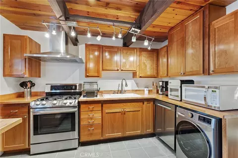 Kitchen - 189 Moreno Ln, Sugarloaf, CA 92386 photo 1 of 3