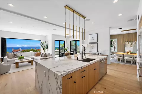 28 Surfspray Blf, Newport Coast, CA 92657