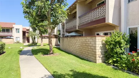 700 W La Veta #D5, Orange, CA 92868
