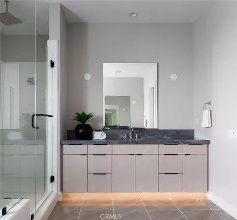 Bath - 18510 Boulder Blf, Silverado, CA 92676 photo 3 of 6