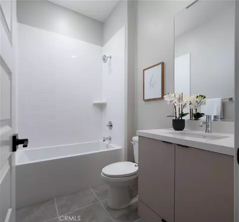 Bath - 18510 Boulder Blf, Silverado, CA 92676 photo 4 of 6