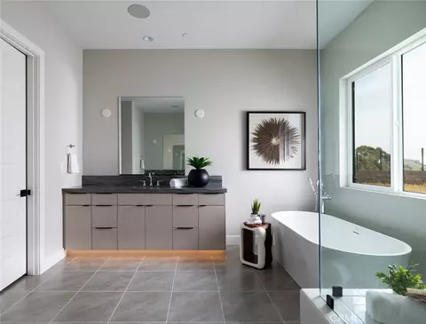 Bath - 18510 Boulder Blf, Silverado, CA 92676 photo 2 of 6