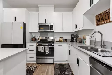 Kitchen - 344 Zest Ln, Fallbrook, CA 92028 photo 4 of 5