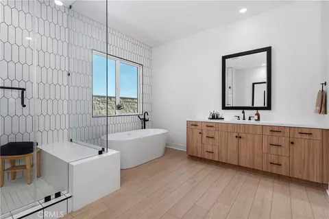 Bath - 18411 Boulder Blf, Silverado, CA 92676 photo 1 of 5