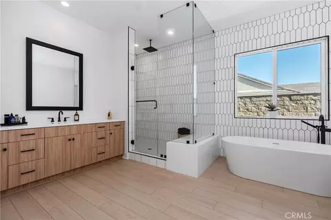 Bath - 18411 Boulder Blf, Silverado, CA 92676 photo 2 of 5