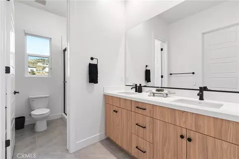 Bath - 18411 Boulder Blf, Silverado, CA 92676 photo 4 of 5