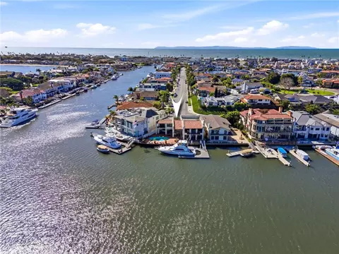 16672 Somerset Ln, Huntington Beach, CA 92649