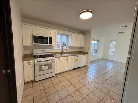 Kitchen - 10333 Tamarisk Ave, Hesperia, CA 92345 photo 4 of 4