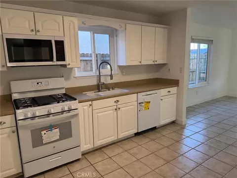 Kitchen - 10333 Tamarisk Ave, Hesperia, CA 92345 photo 3 of 4