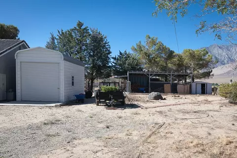 Exterior - 400 Dominy Dr, Lone Pine, CA 93545 photo 5 of 7