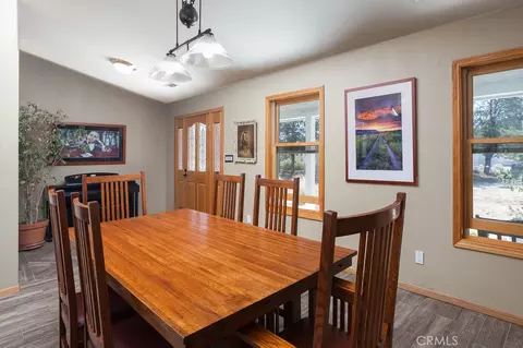 Dining - 400 Dominy Dr, Lone Pine, CA 93545 photo 2 of 2
