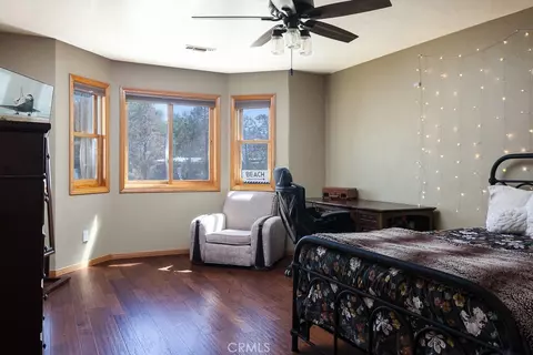Bedroom - 400 Dominy Dr, Lone Pine, CA 93545 photo 2 of 5
