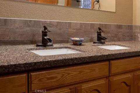 Bath - 400 Dominy Dr, Lone Pine, CA 93545 photo 2 of 3