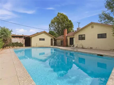 10127 Foothill Blvd, Sylmar, CA 91342