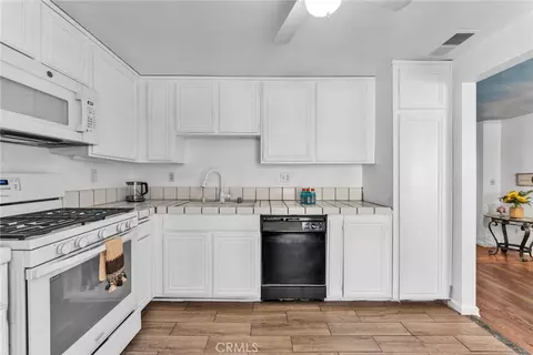 Kitchen - 332 N 5th St, Burbank, CA 91501 photo 2 of 2
