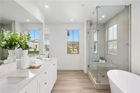 Bath - 122 Glydon, Irvine, CA 92618 photo 3 of 4