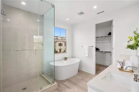 Bath - 122 Glydon, Irvine, CA 92618 photo 1 of 4