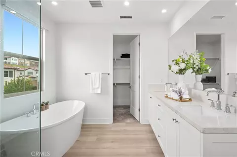 Bath - 122 Glydon, Irvine, CA 92618 photo 2 of 4