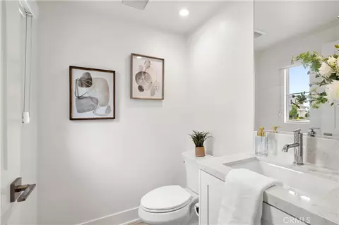 Bath - 122 Glydon, Irvine, CA 92618 photo 4 of 4