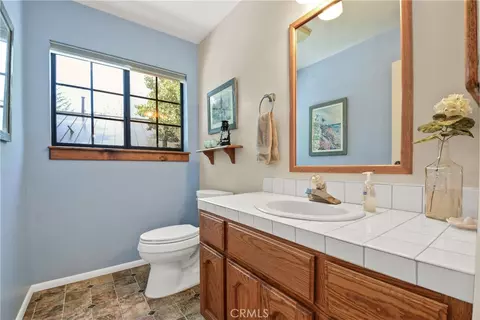 Bath - 1880 Blackbird Rd, Wrightwood, CA 92397 photo 2 of 3