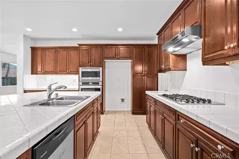 Kitchen - 239 Monument Pkwy, Perris, CA 92570 photo 4 of 4