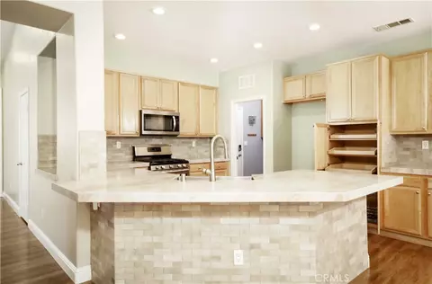 Kitchen - 1198 Canyon Dr W, Tehachapi, CA 93561 photo 2 of 4
