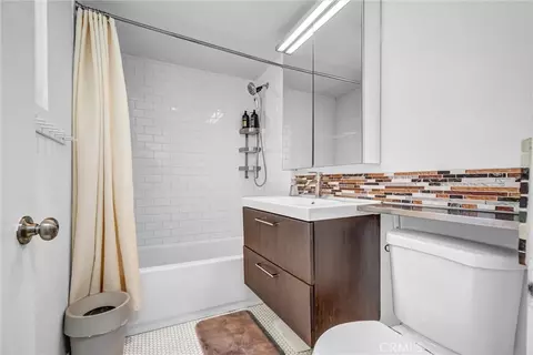 Bath - 610 E Briardale, Orange, CA 92865 photo 3 of 3
