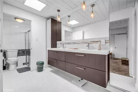 Bath - 610 E Briardale, Orange, CA 92865 photo 1 of 3