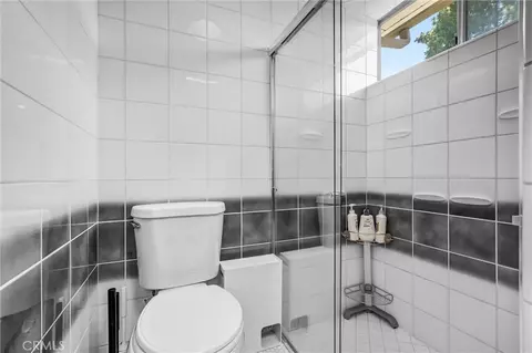 Bath - 610 E Briardale, Orange, CA 92865 photo 2 of 3