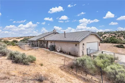 Exterior - 6861 Oak Hill Rd, Oak Hills, CA 92344 photo 5 of 5