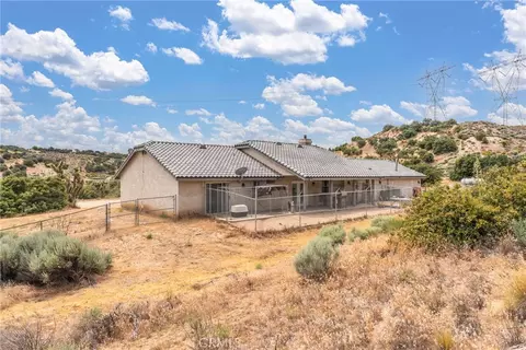Exterior - 6861 Oak Hill Rd, Oak Hills, CA 92344 photo 3 of 5