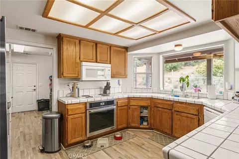 Kitchen - 6861 Oak Hill Rd, Oak Hills, CA 92344 photo 2 of 3