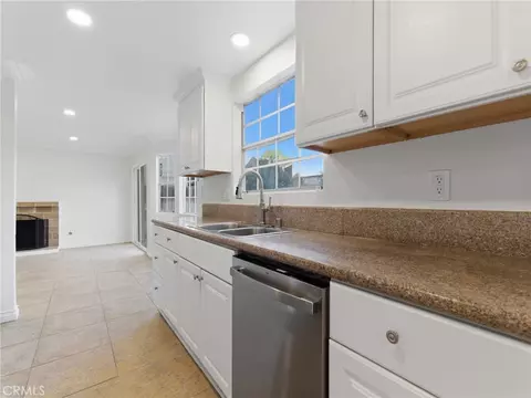 Kitchen - 1621 Pisco Ln, Oxnard, CA 93035 photo 2 of 3