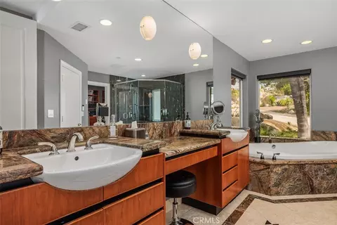 Bath - 28521 Gladstone Ct, Escondido, CA 92026 photo 2 of 5