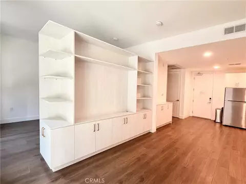 Living - 709 E Walnut St #222, Pasadena, CA 91101 photo 2 of 4
