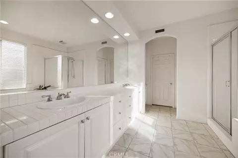 Bath - 16275 Crescent Moon Ct, Riverside, CA 92503 photo 4 of 6