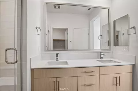 Bath - 965 W Dhalia St, Compton, CA 90220 photo 3 of 4