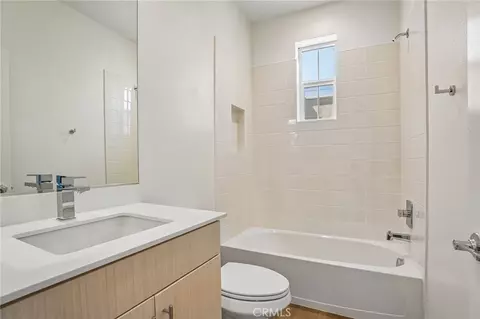 Bath - 965 W Dhalia St, Compton, CA 90220 photo 1 of 4