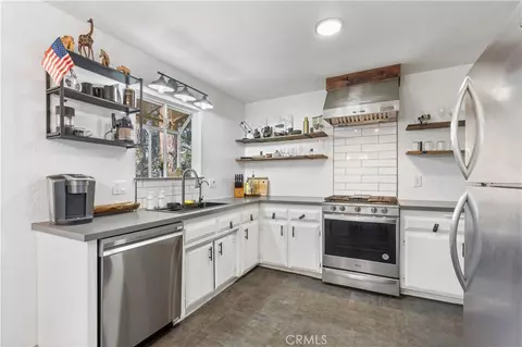 Kitchen - 24556 Geneva Dr, Crestline, CA 92325 photo 2 of 2