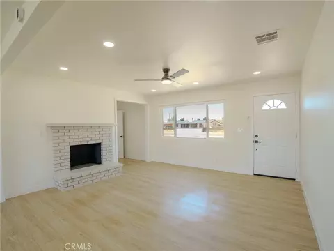 Living - 21865 Fox, Apple Valley, CA 92307 photo 3 of 4